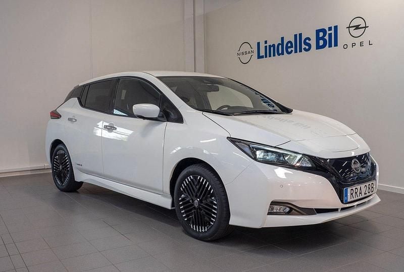 Vit Begagnad 2023 Nissan Leaf N-Connecta Halvkombi | 289 000 kr - Bild 1/4