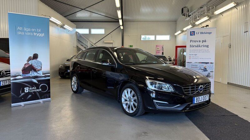 Svart Begagnad 2014 Volvo V60 Kombi | 153 900 kr (Marknadspris) - Bild 1/4