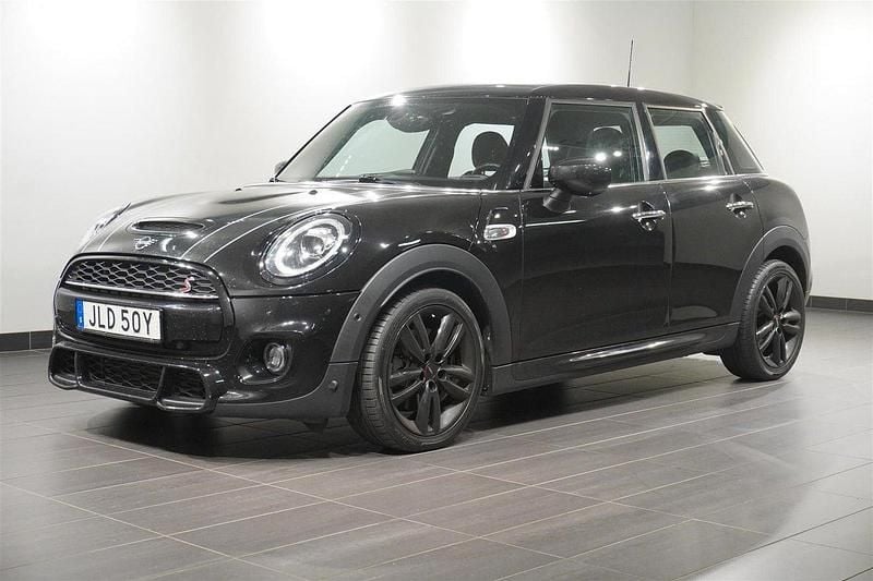 Svart Begagnad 2020 Mini Cooper Halvkombi | 259 800 kr (Marknadspris) - Bild 1/4