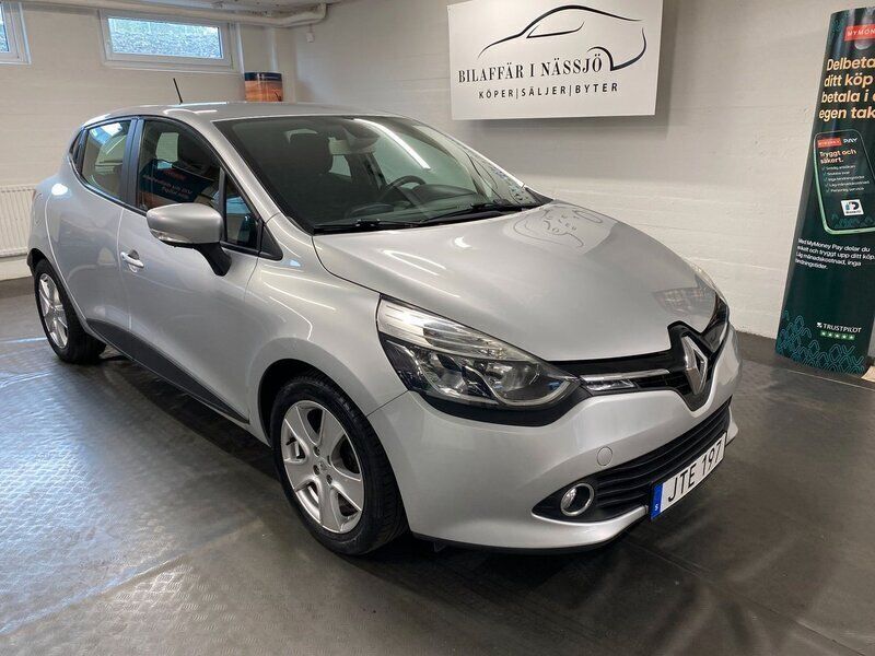 Silver Begagnad 2015 Renault Clio IV Halvkombi | 64 900 kr (Marknadspris) - Bild 1/4