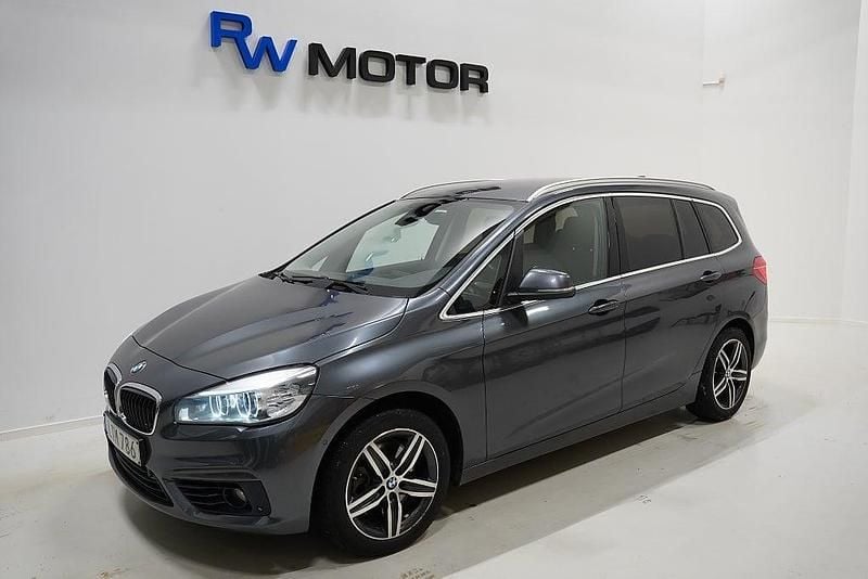 Grå Begagnad 2015 BMW 220 Gran Tourer Comfort Edition Minibuss | 194 900 kr - Bild 1/4