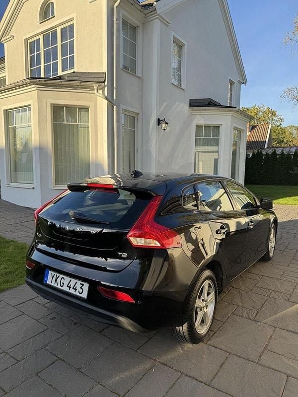 Svart Begagnad 2017 Volvo V40 Kinetic Kombi | 120 000 kr (Bra pris) - Bild 1/4