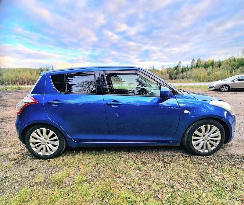 Begagnad 2012 Suzuki Swift Halvkombi | 45 000 kr (Marknadspris) - Bild 1/4