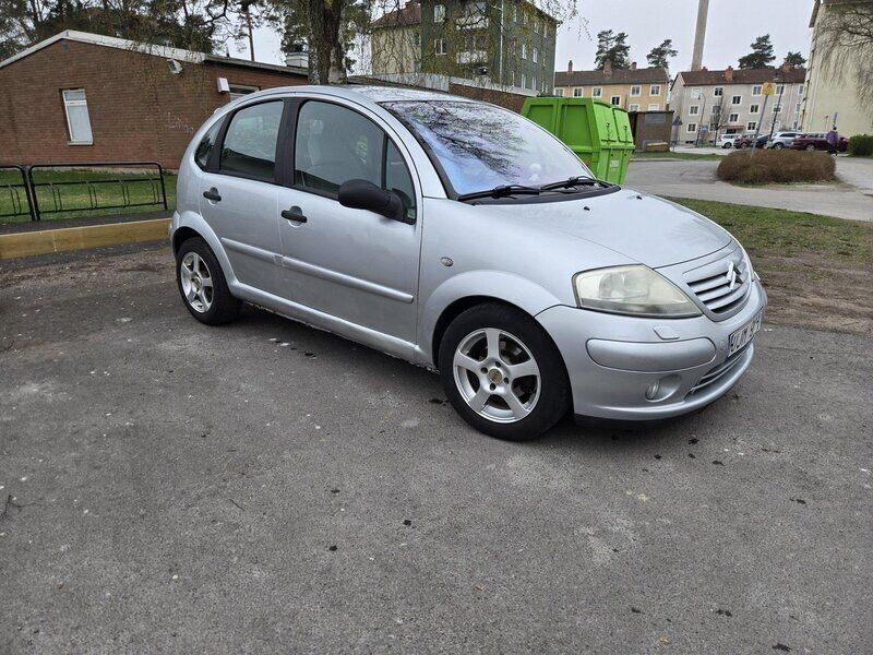 Silver Begagnad 2004 Citroën C3 Halvkombi | 30 000 kr (Marknadspris) - Bild 1/4