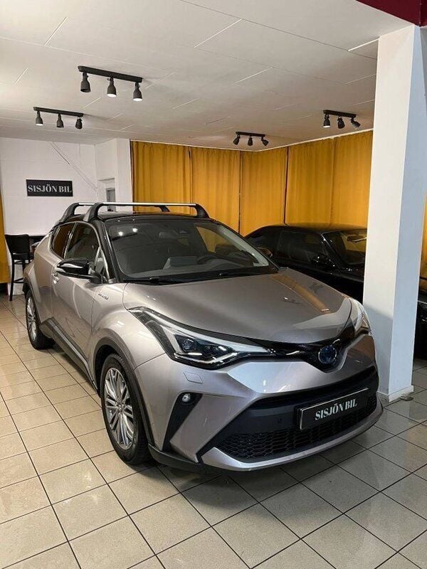 Mörkgrå (grå) Begagnad 2021 Toyota C-HR Executive SUV | 279 000 kr (Marknadspris) - Bild 1/4