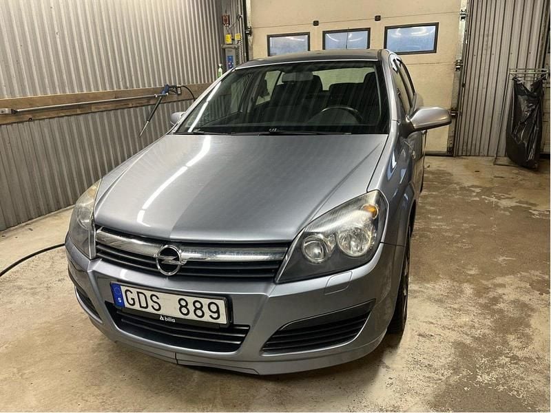 Grå Begagnad 2007 Opel Astra Halvkombi | 49 900 kr (Dyr) - Bild 1/4