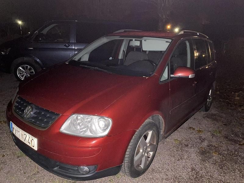 Röd Begagnad 2006 VW Touran Highline Minibuss | 26 000 kr (Dyr) - Bild 1/4