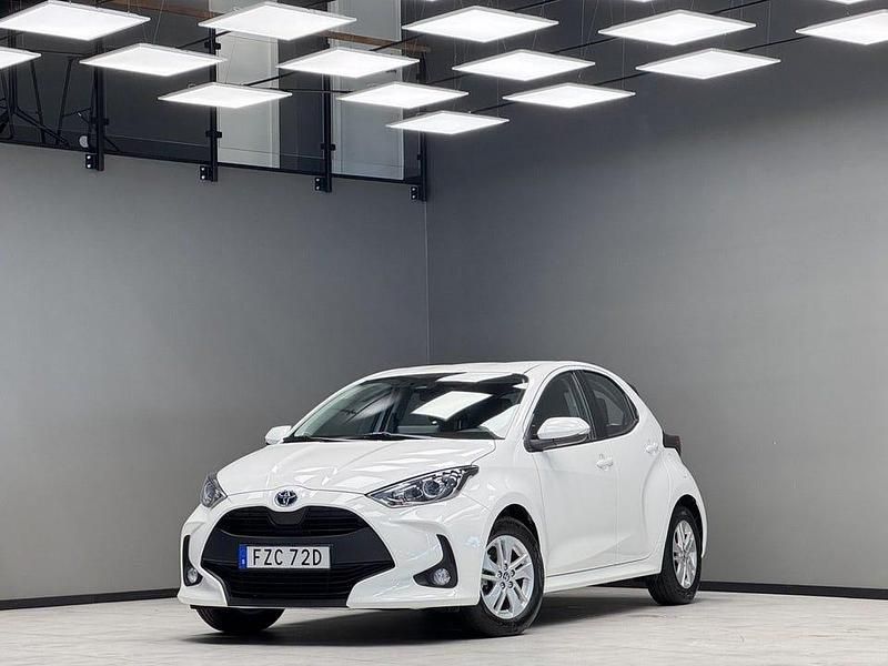 Vit Begagnad 2023 Toyota Yaris Hybrid Halvkombi | 209 900 kr (Marknadspris) - Bild 1/3