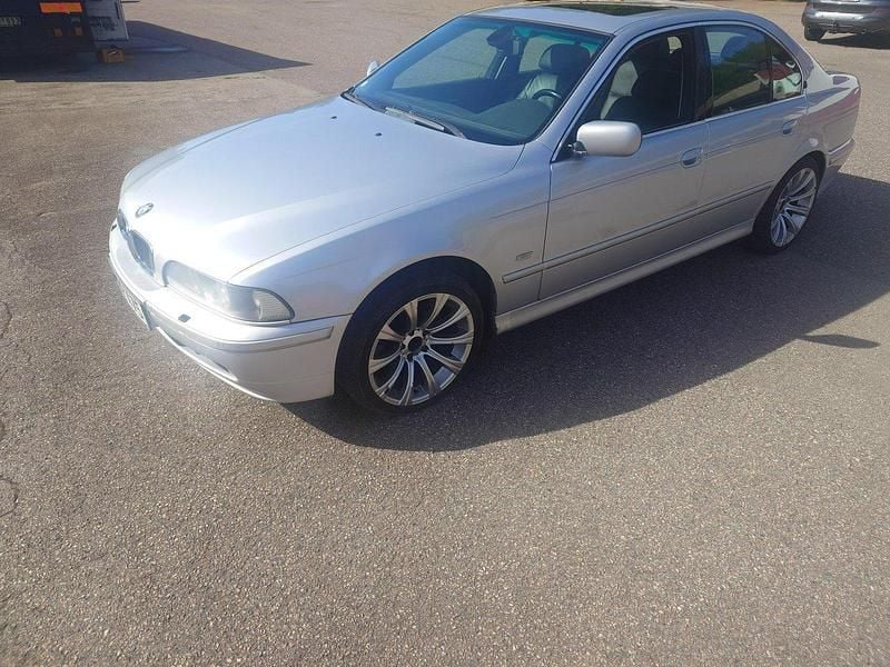 Silver Begagnad 2001 BMW 540 Sedan | 65 000 kr - Bild 1/1