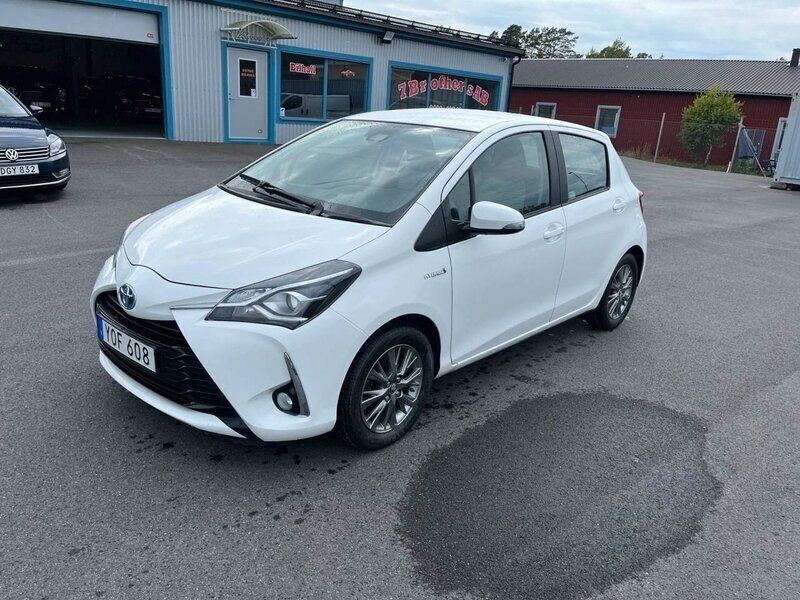 Vit Begagnad 2017 Toyota Yaris Hybrid Halvkombi | 150 000 kr (Marknadspris) - Bild 1/4