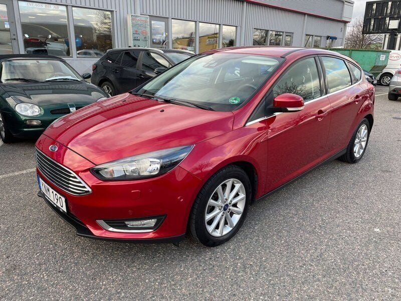Röd Begagnad 2017 Ford Focus Titanium Halvkombi | 127 900 kr (Marknadspris) - Bild 1/4
