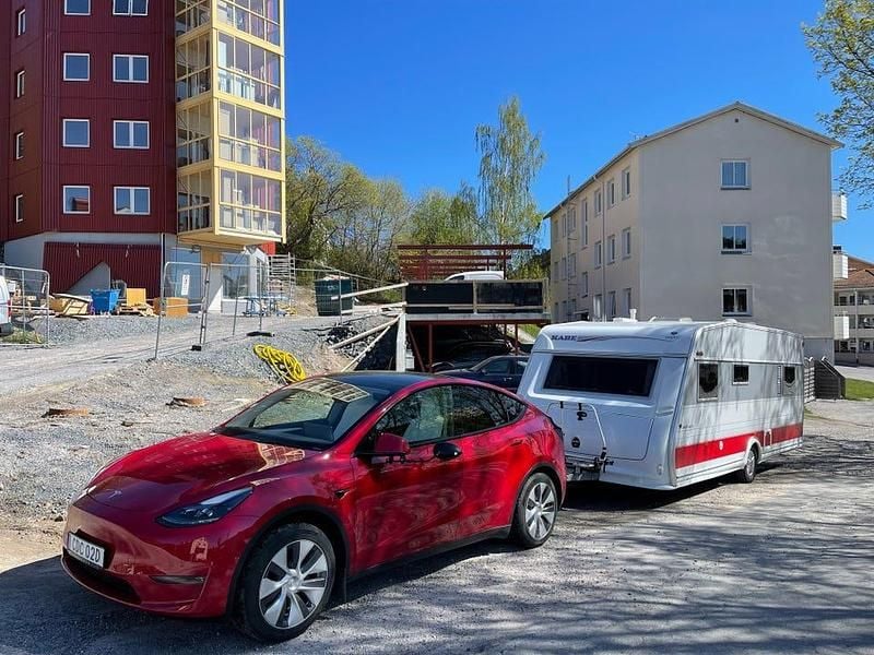 Red multicolour Begagnad 2022 Tesla Model Y Long Range AWD SUV | 349 900 kr (Marknadspris) - Bild 1/4