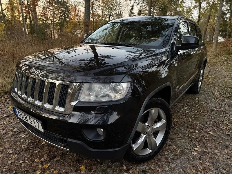 Brilliant black crystal pearlcoat Begagnad 2011 Jeep Grand Cherokee Overland SUV | 163 000 kr - Bild 1/4