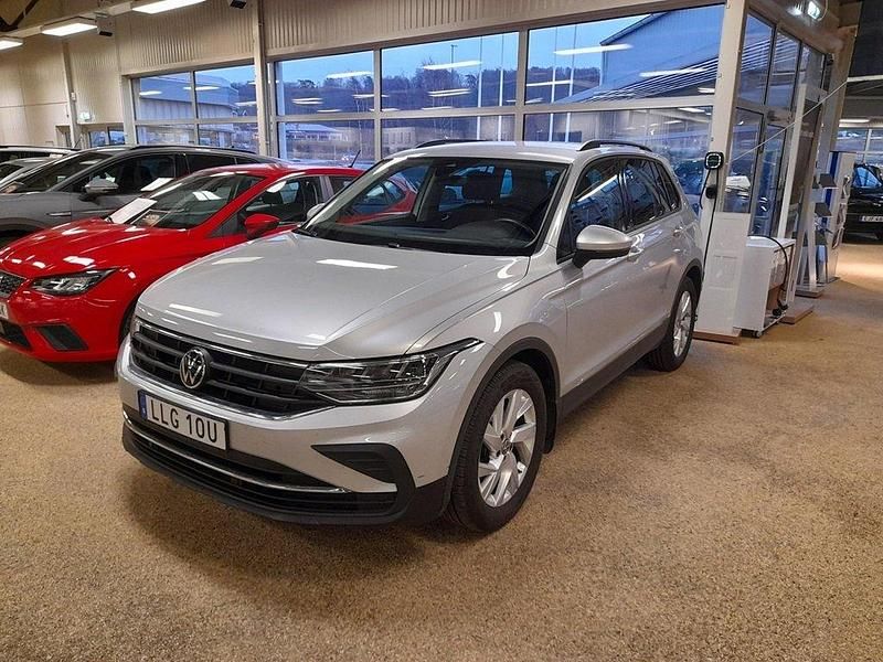 Silver (reflex silver metallic) Begagnad 2022 VW Tiguan SUV | 309 000 kr (Marknadspris) - Bild 1/4
