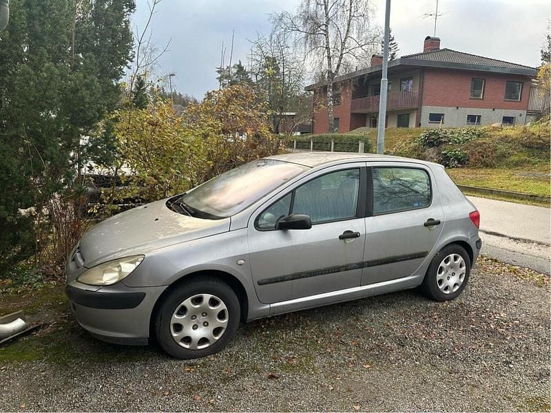 Grå Begagnad 2004 Peugeot 307 Halvkombi | 5 000 kr (Superpris) - Bild 1/4
