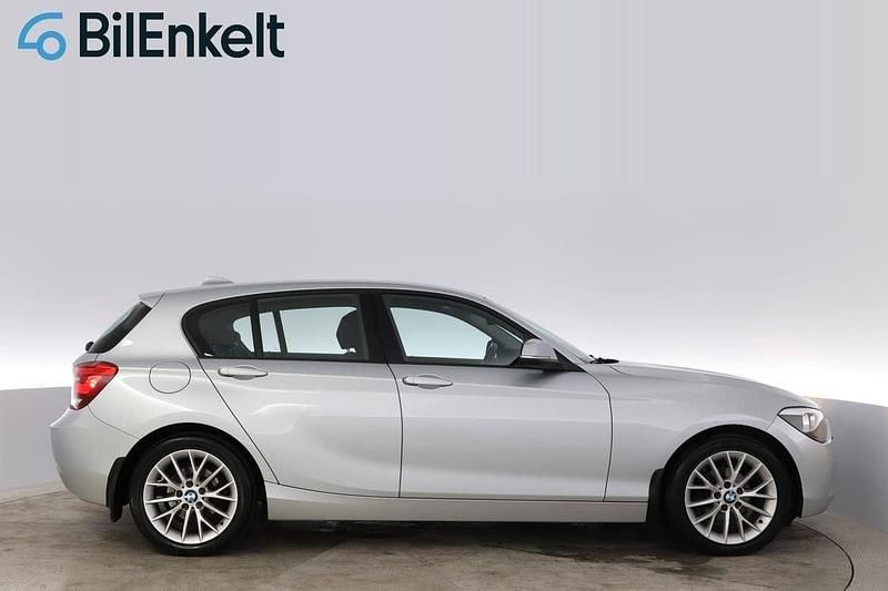 Silver Begagnad 2011 BMW 118 Halvkombi | 109 800 kr (Lite dyr) - Bild 1/4