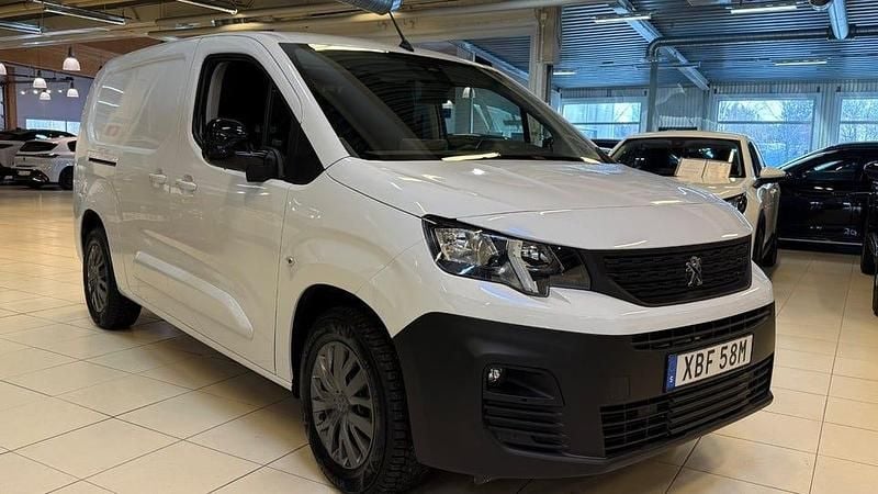 Begagnad Peugeot E-Partner 100 kW (136 HK) 2023 Vit Minibuss