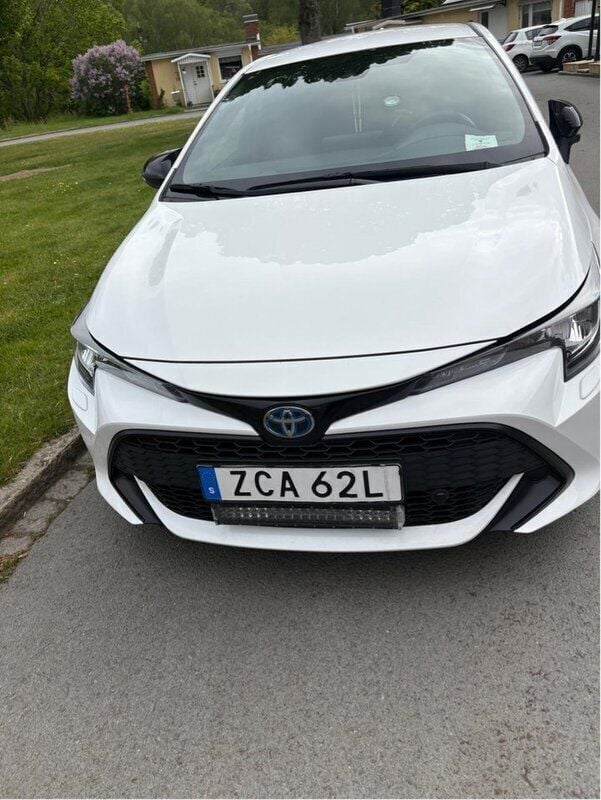 Vit Begagnad 2020 Toyota Corolla Hybrid Life Halvkombi | 145 000 kr (Marknadspris) - Bild 1/4