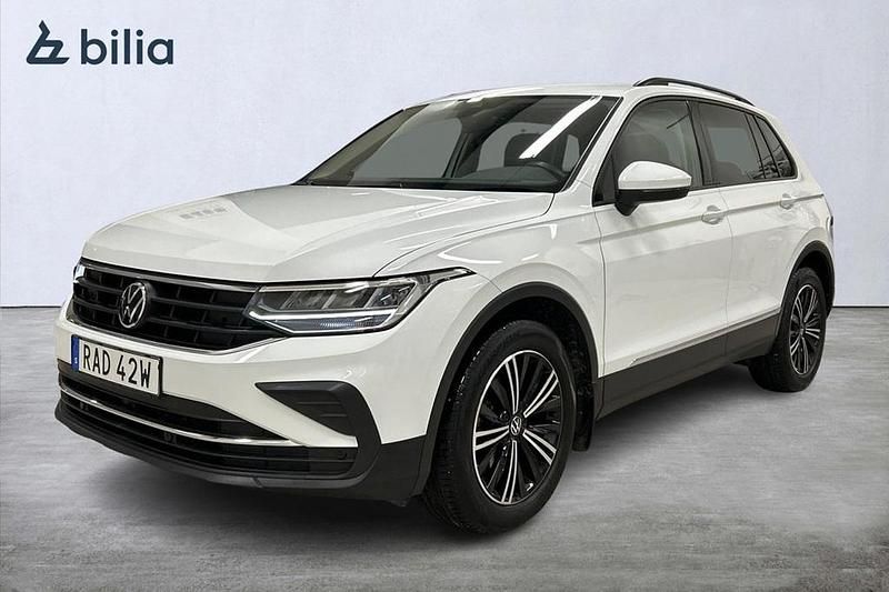 Vit Begagnad 2023 VW Tiguan SUV | 319 800 kr - Bild 1/4