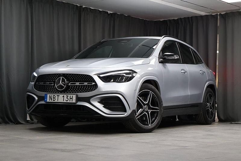 Silver Ny 2024 Mercedes GLA200 Advanced Plus SUV | 449 000 kr (Marknadspris) - Bild 1/4