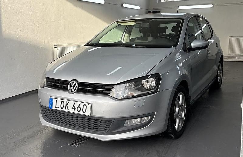 Silver Begagnad 2011 VW Polo Halvkombi | 34 900 kr (Lite dyr) - Bild 1/4