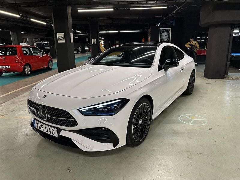 Vit Begagnad 2024 Mercedes CLE300 AMG line Sportkupé | 649 000 kr (Superpris) - Bild 1/4