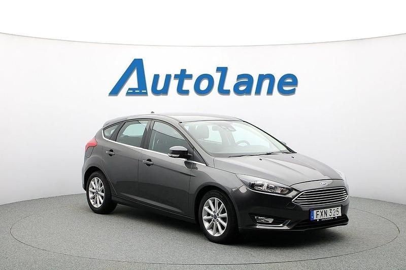 Grå Begagnad 2018 Ford Focus Titanium Halvkombi | 139 900 kr (Marknadspris) - Bild 1/3