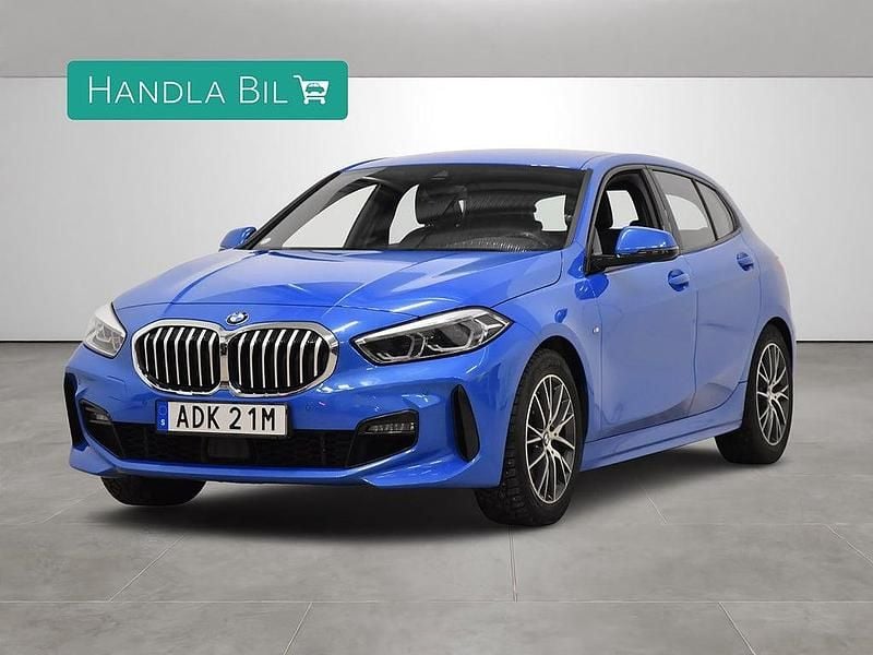 Blå Begagnad 2020 BMW 118 M Sport Halvkombi | 219 700 kr (Lite dyr) - Bild 1/4