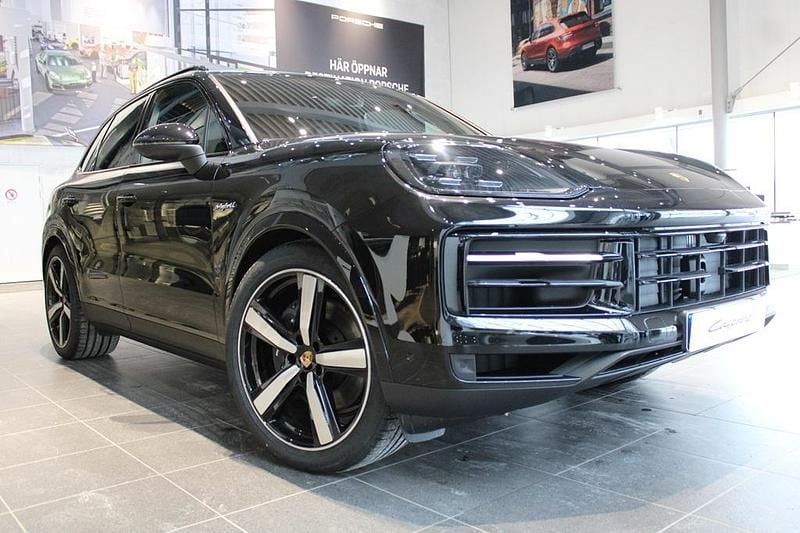 Svart Ny 2026 Porsche Cayenne SUV | 1 257 480 kr (Marknadspris) - Bild 1/4
