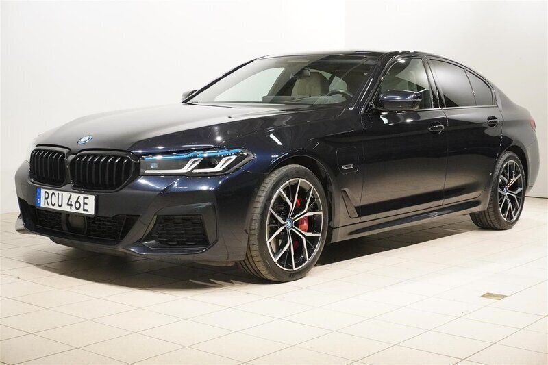 Svart Begagnad 2022 BMW 545e Shadowline Sedan | 554 500 kr (Bra pris) - Bild 1/4