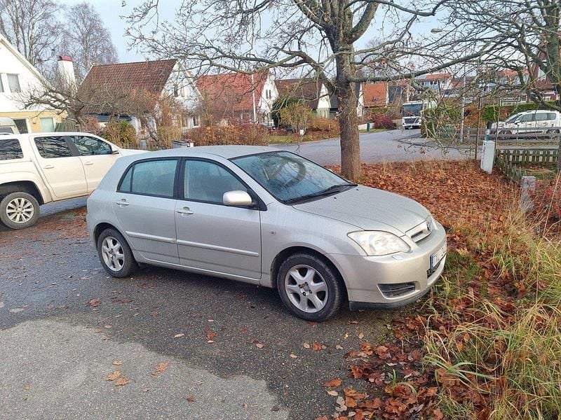 Silver Begagnad 2006 Toyota Corolla Halvkombi | 36 000 kr (Marknadspris) - Bild 1/2