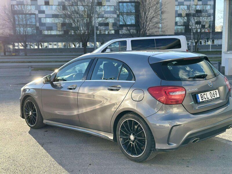 Grå Begagnad 2014 Mercedes A200 AMG line Halvkombi | 159 000 kr (Marknadspris) - Bild 1/4