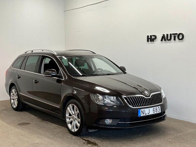 Mörkbrun (brun) Begagnad 2013 Skoda Superb Ambition Kombi | 79 900 kr (Marknadspris) - Bild 1/4