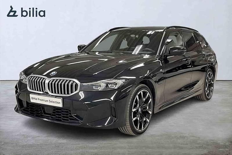Svart Begagnad 2025 BMW 330e Shadowline Kombi | 519 900 kr (Marknadspris) - Bild 1/1