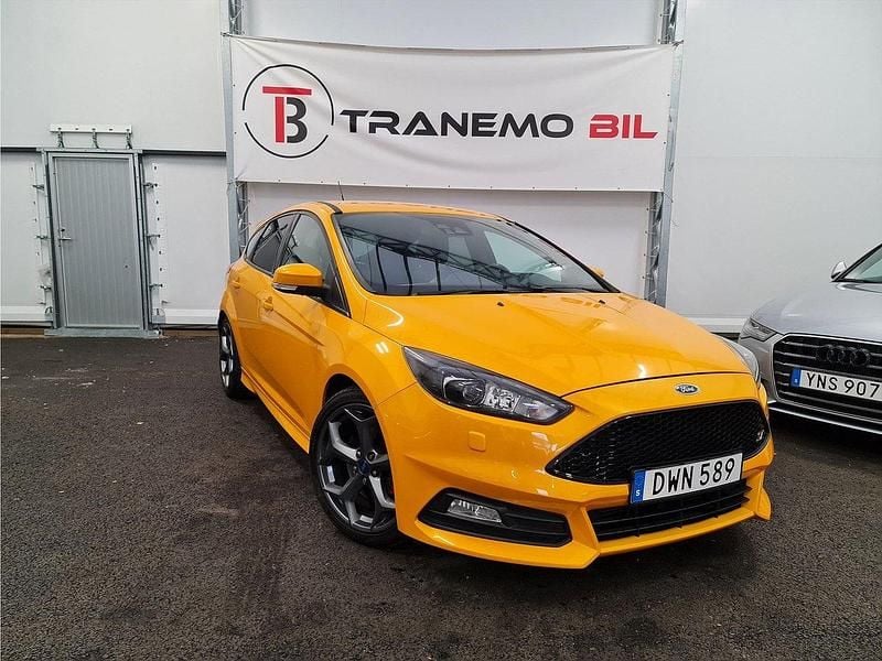 Gul Begagnad 2015 Ford Focus ST Halvkombi | 159 900 kr (Dyr) - Bild 1/4