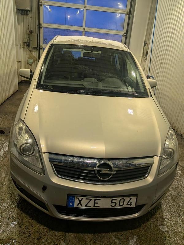 Begagnad Opel Zafira 140 HK (102 kW) 2006 Beige/grå Minibuss