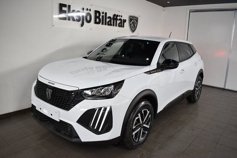 Vit (vitmetallic) Ny 2025 Peugeot 2008 Style SUV | 279 900 kr (Marknadspris) - Bild 1/4