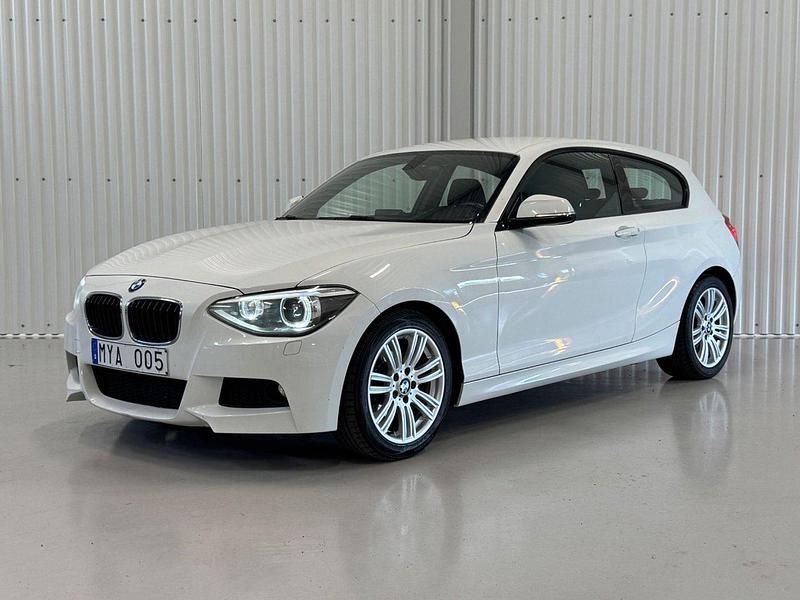 Vit Begagnad 2012 BMW 118 M Sport Halvkombi | 109 900 kr (Lite dyr) - Bild 1/4