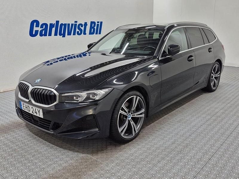 Safirsvart metallic Begagnad 2024 BMW 330 Comfort Edition Kombi | 445 000 kr - Bild 1/4