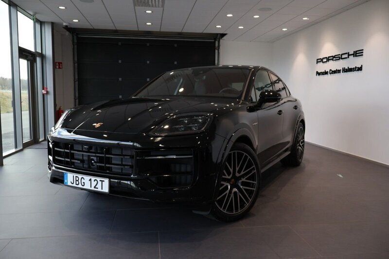 Svart (black) Begagnad 2025 Porsche Cayenne SUV | 1 395 000 kr (Marknadspris) - Bild 1/4