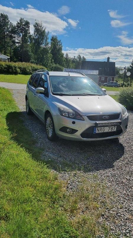 Grå Begagnad 2009 Ford Focus Titanium Kombi | 7 000 kr - Bild 1/3