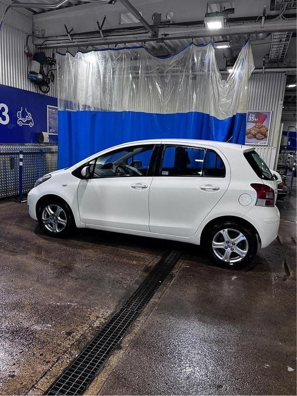 Vit Begagnad 2010 Toyota Yaris Halvkombi | 35 000 kr (Marknadspris) - Bild 1/4