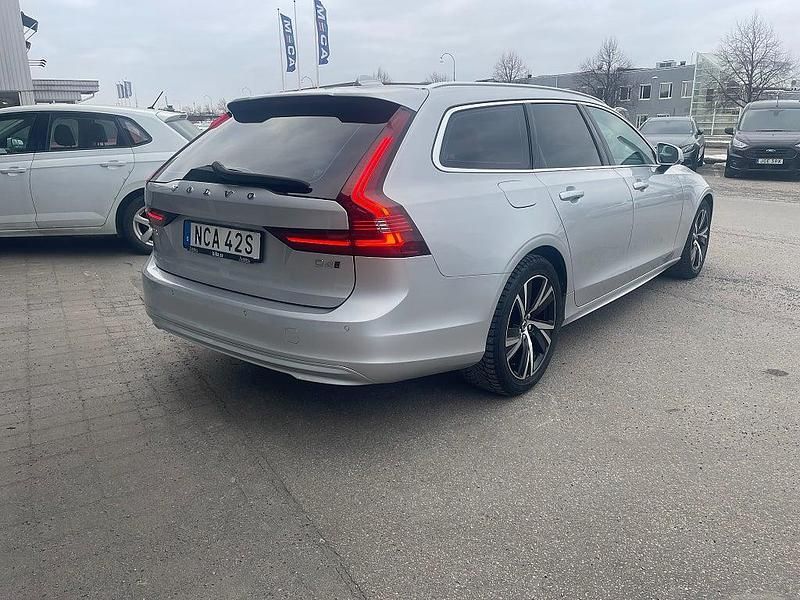 Begagnad Volvo V90 Momentum 190 HK (139 kW) 2020 Silver Kombi