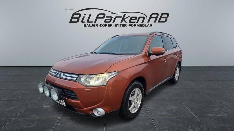 Begagnad Mitsubishi Outlander 150 HK (110 kW) 2013 Orange SUV