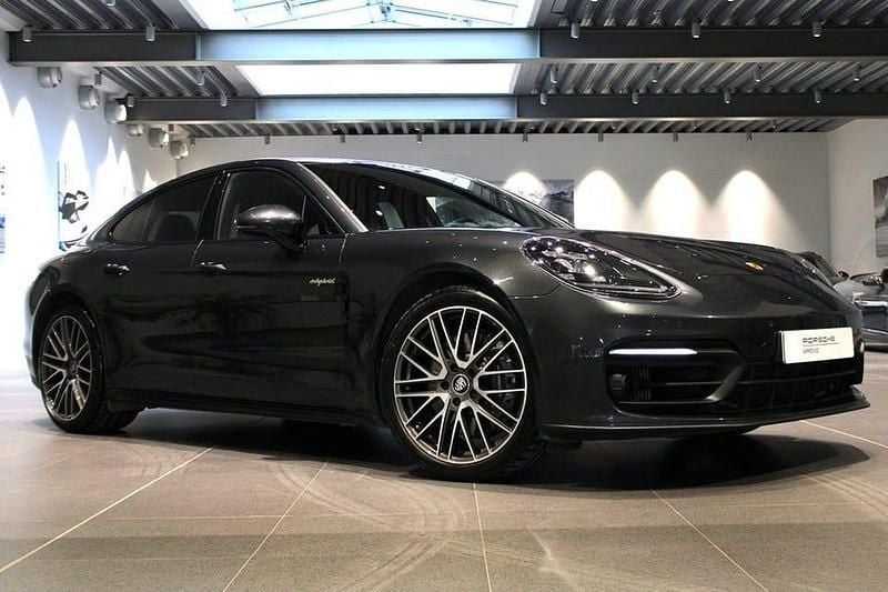 Volcano grey metallic Begagnad 2021 Porsche Panamera 4 Sedan | 775 000 kr (Marknadspris) - Bild 1/4