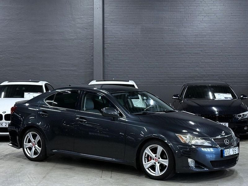 Mörkgrå (grå) Begagnad 2006 Lexus IS220d Sedan | 59 900 kr - Bild 1/4