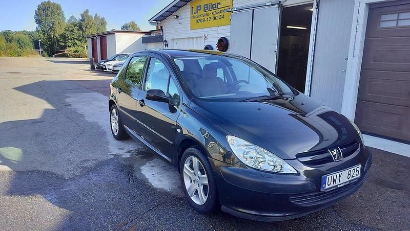 Svart Begagnad 2004 Peugeot 307 Halvkombi | 32 000 kr (Marknadspris) - Bild 1/4