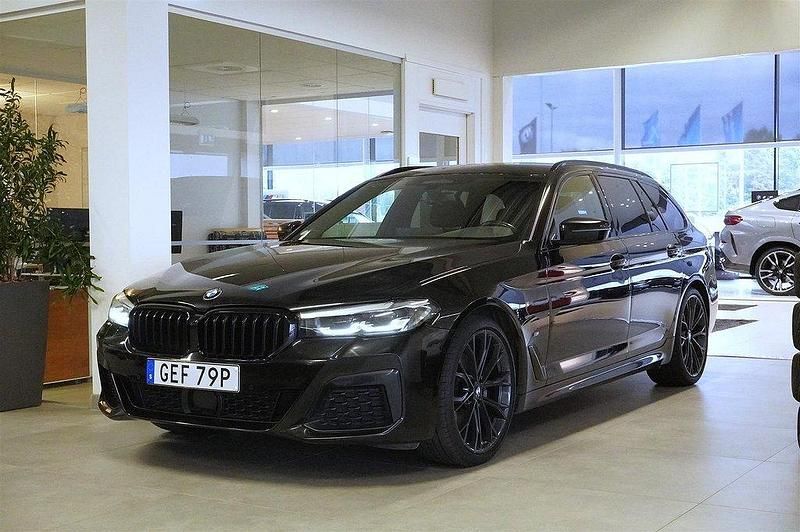Svart (safirsvart metallic) Begagnad 2020 BMW 520 M Sport Kombi | 389 900 kr - Bild 1/4
