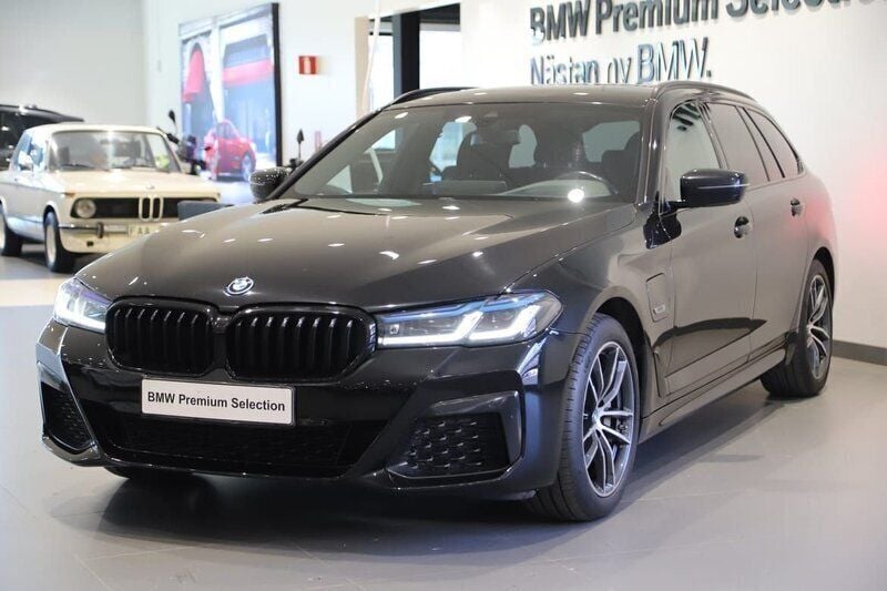 Svart Begagnad 2022 BMW 530e Shadowline Kombi | 429 000 kr (Lite dyr) - Bild 1/3