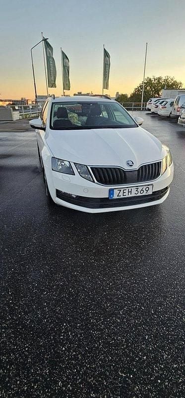 Vit Begagnad 2018 Skoda Octavia Kombi | 119 000 kr (Superpris) - Bild 1/4